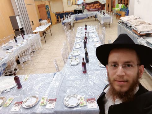 הרב ערנטרוי לפני תחילת הסדר