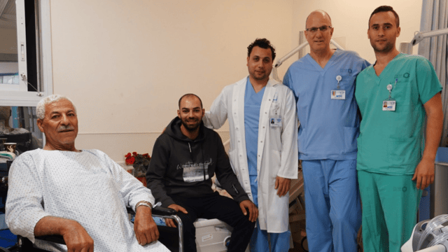 מימין: האח מוחמד שלאעטה, ד"ר נבו מרגלית, מנהל המחלקה, ד"ר אחמד מסוודה, אמיר בדואן ואביו עבד אל קרים
