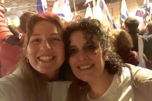 בשמת )מימין( ובתה בהפגנה