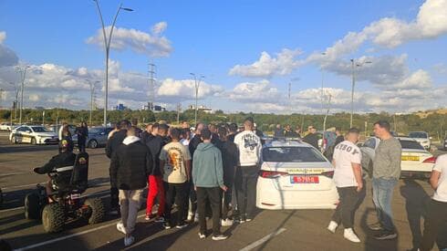 הנהג השתולל ליד קניון הזהב (צילום: דוברות המשטרה) הנהג השתולל ליד קניון הזהב