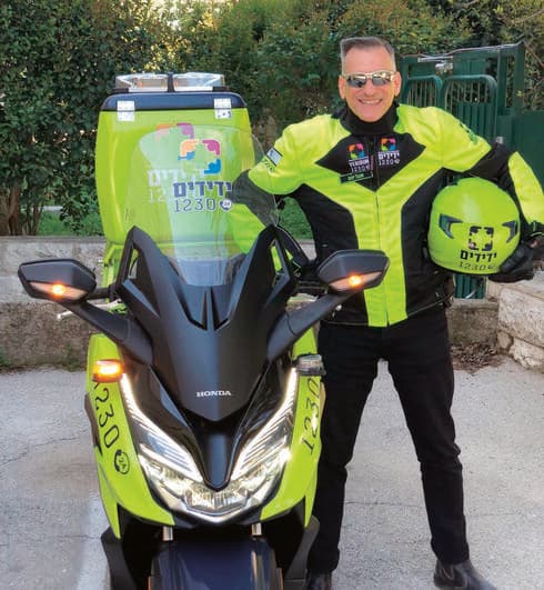 יונה אנגל, מתנדב בארגון 'ידידים'