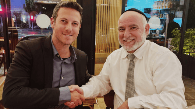 דוד עציוני ואבי וייצמן מתקדמים (צילום: מאיר רפאל חי ביטון) דוד עציוני ואבי וייצמן מתקדמים