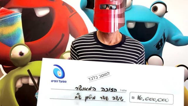 הזוכה המאושר עם הצ'ק