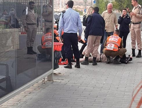 גבריאל שיינין מטפל בתלמיד בפיגוע הדריסה בבאר שבע