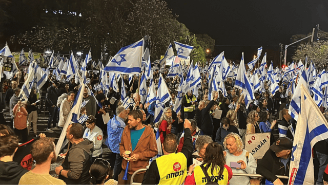 המחאה נמשכת המחאה נמשכת