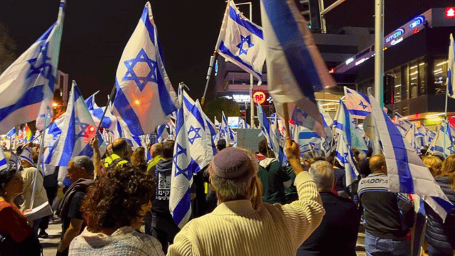 אלפים בחורב (צילום: מחאת העם חיפה) אלפים בחורב