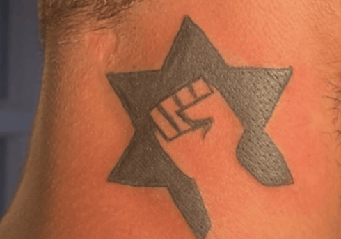 הקעקוע על צווארו של הצעיר
