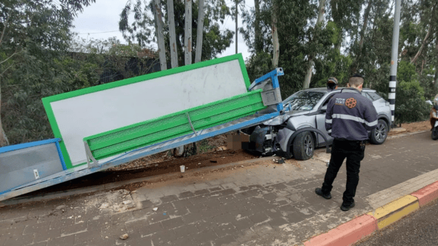הרכב לאחר שהתנגש בתחנת האוטובוס