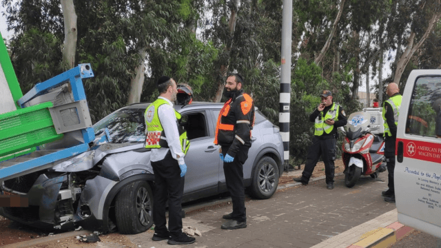 הנהג נפצע באורח קל