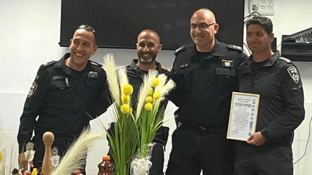 מפקד יחידת יס"מ מנשה, רפ"ק פז בלה מקבל תעודת הוקרה על המעצר