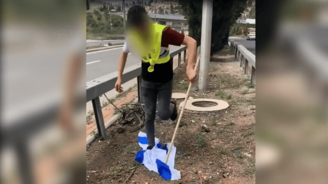 עובד עירייה תועד דורך על דגל ישראל (צילום: צלם לא ידוע, שימוש לפי סעיף 27א' לחוק זכויות יוצרים) עובד עירייה תועד דורך על דגל ישראל