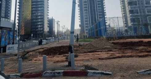 סדקים בבטון בחוף תאיו