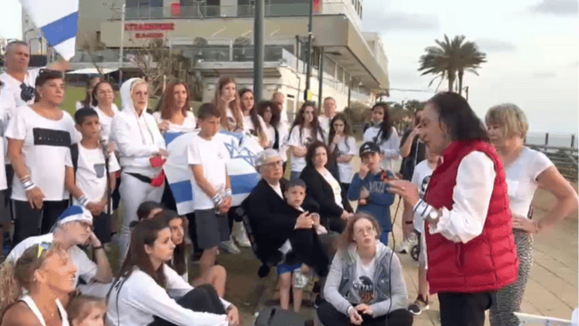 שורדת השואה אסתר קאופמן עם משתתפי המיזם