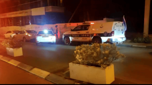 ניידת משטרה באזור