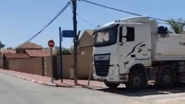 משאית ברחוב בר אילן. תושבים טוענים כי "ילדים הולכים על המדרכות"