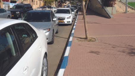 חניה בכחול לבן. הדוחות חוזרים לבת ים