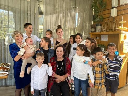 אסתר קאופמן ונכדיה