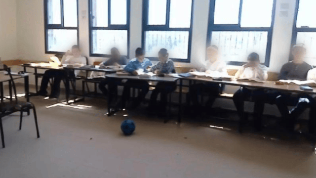 התלמידים מבצרים בבית הספר