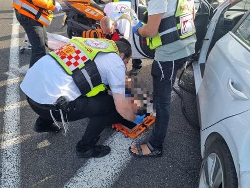 זירת האירוע בכביש 2 (צילום: דוברות מד"א-הצלה שרון) זירת האירוע