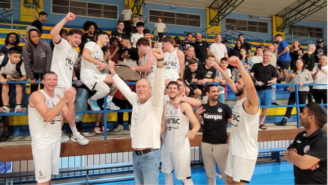 ישראל ברוך חוגג עם השחקנים והאוהדים את הניצחון הגדול