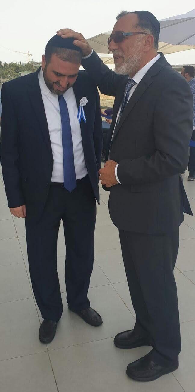 אביו של משה ארבל, רחמים, מברך אותו