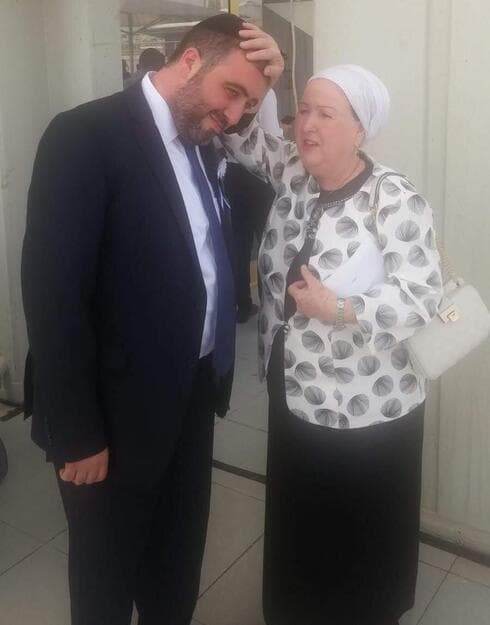 אילנה, אמו של משה ארבל, מברכת אותו