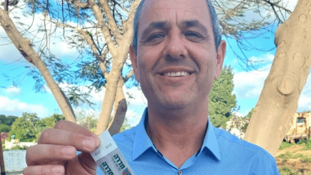ראש העירייה ניר בן חיים עם אחד הצמידים