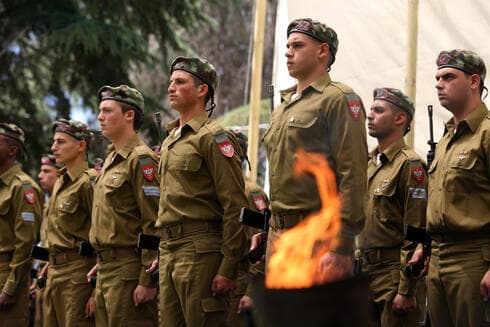 חיילים בטקס יום הזיכרון 