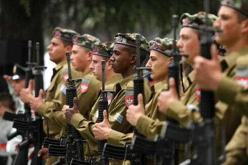 חיילים בטקס יום הזיכרון 