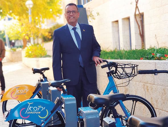 משה ליאון ליד עמדת 'ירופאן' 