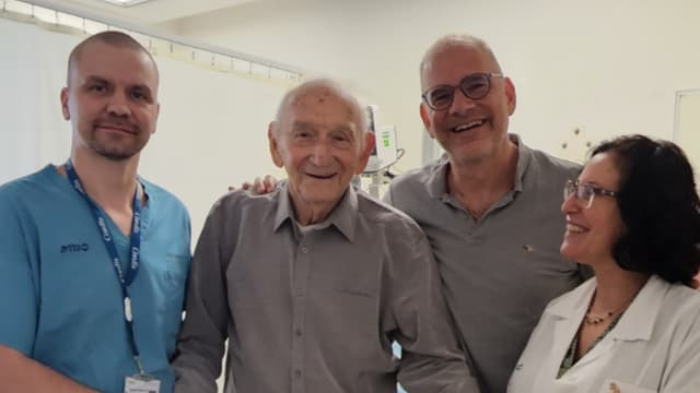 דב ביתן ובנו אלי יחד עם ד"ר עדי בכר-רובינשטיין, מנהלת מחלקת כלי דם וד"ר מיכאל ריאביקוב בבית חולים מאיר (צילום: דוברות בית החולים) דב ביתן ובנו אלי יחד עם ד"ר עדי בכר-רובינשטיין, מנהלת מחלקת כלי דם וד"ר מיכאל ריאביקוב בבית חולים מאיר