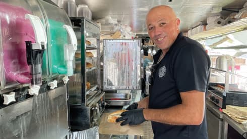 "הנחות לתושבי ראשון". מושיק עמר בפוד־טראק שלו