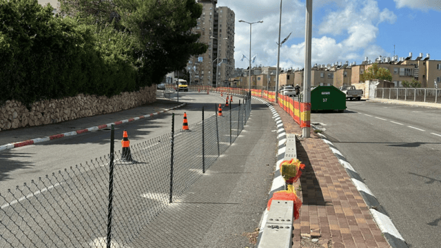 הכביש עדיין סגור