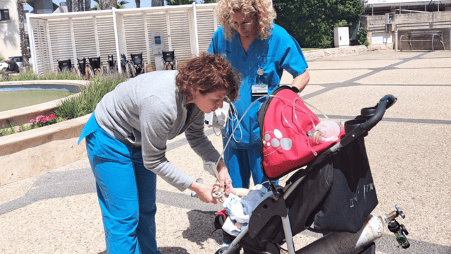 התינוקת יחד עם אורנה הדרי, מנהלת הסיעוד ביחידת טיפול נמרץ ילדים והאחות ונטלי חיימוב