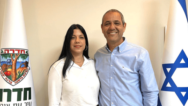 ראש העירייה ניר בן חיים עם הימברג. "צמחה מתוך המערכת"