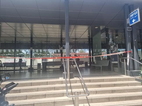 צעיר נלכד מתחת לרכבת בקרית מוצקין