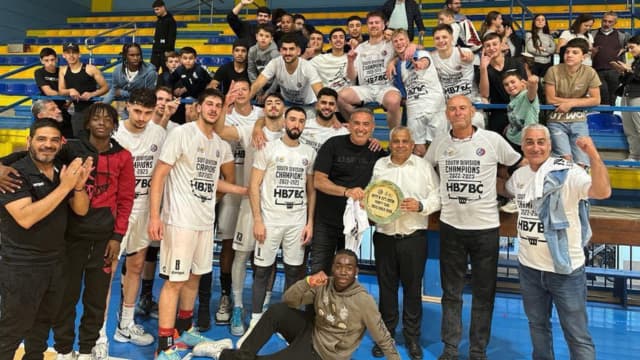 שחקני דימונה חוגגים את העלייה בסיום העונה שעברה. רוצים כבר לשחק בליגה הארצית (צילום: מועדון מכבי דימונה) שחקני דימונה חוגגים את האליפות