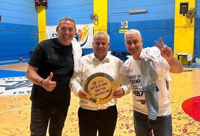מימין רועי אמנו בני ביטון אסי איפרגן. יש תמורה לעמלם