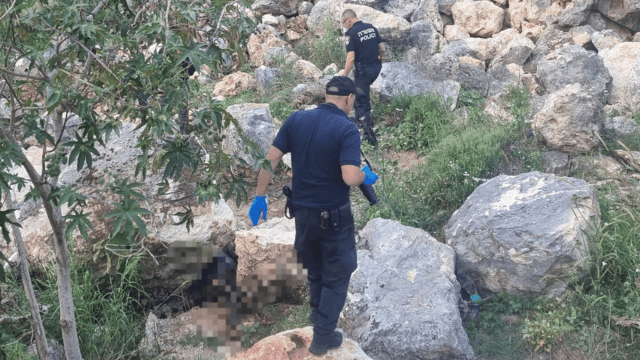 לא דווח על נעדר. שוטרים ביער לצד הגופה