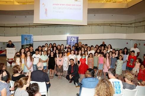  הסופר אלירן דיין עם הילדים הזוכים לשנת ה'תשפ"ב 2022 בטקס שהתקיים בשנה שעברה במוזאון יעקב אגם בראשון לציון