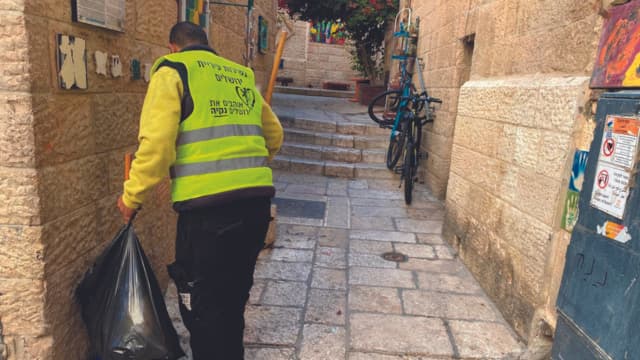 עובד עירייה מטעם העירייה סרבו לשתול צמחים בצורת דגל ישראל