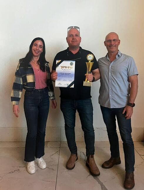 מימין: יוני אורן, מנהל בית הספר הקודם, אסף גורדון, מנהל בית הספר הנוכחי, ושירז מנו, רכזת מוערבות חברתית