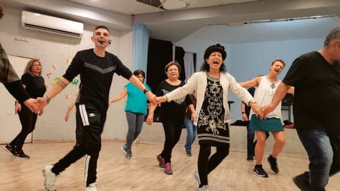 גרמה לכולם לרקוד איתה. מלמד ז"ל (במרכז) (צילום: פרטי) גרמה לכולם לרקוד איתה. מלמד ז"ל (במרכז)