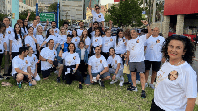 בני משפחת עמר נערכים למרוץ בכיכר על שם חנייה עמר ז"ל