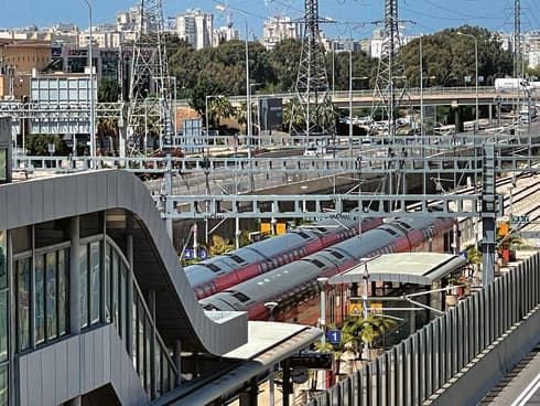תחנת רכבת משה דיין. הנער אחז בכבל חשמל