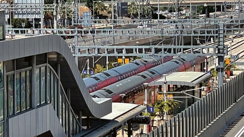 תחנת רכבת משה דיין. הנער אחז בכבל חשמל