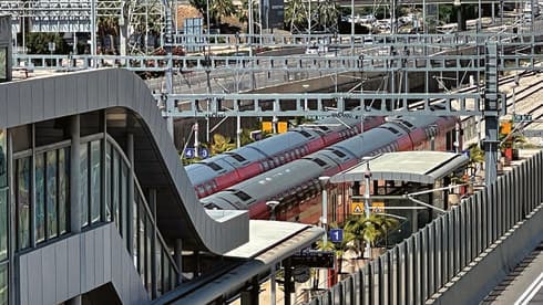 תחנת משה דיין בראשון לציון. עשרות אלפי נוסעים מדי יום (צילום: קובי קואנקס) תחנת רכבת משה דיין. הנער אחז בכבל חשמל