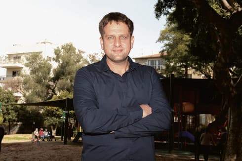  יניב מרקוביץ'. "כולנו אחים"
