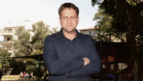  יניב מרקוביץ'. "כולנו אחים"