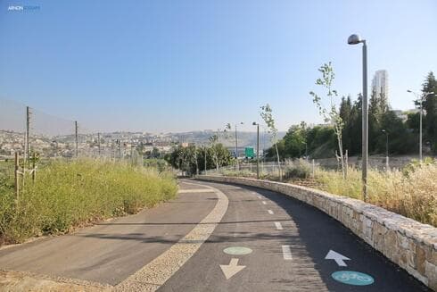 גשר שביל האופניים החדש בעמק הצבאים (צילום: ארנון בוסאני) גשר שביל האופניים החדש בעמק הצבאים